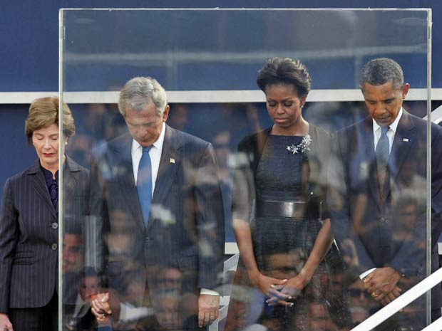 O presidente Barack Obama e o ex-presidente George W. Bush (junto a suas esposas) participam de homenagem a vítimas do 11 de Setembro (Foto: AP)