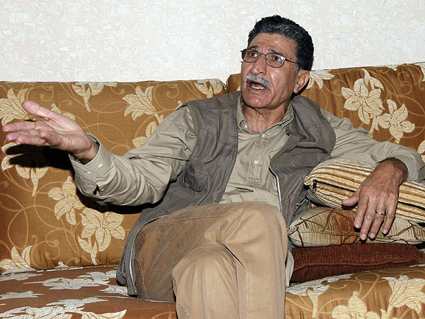 Chefe de segurança da agência de inteligência do governo líbio, Bouzaid Dorda conversa com jornalistas após ser capturado por forças anti-Kadhafi(Foto: Ismail Zetouny/Reuters)
