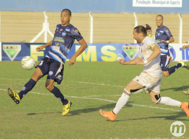 Rodrigo Grahl teve pouco espaço na defesa do Ivinhema (Foto: Jed Vieira/Gazeta MS)