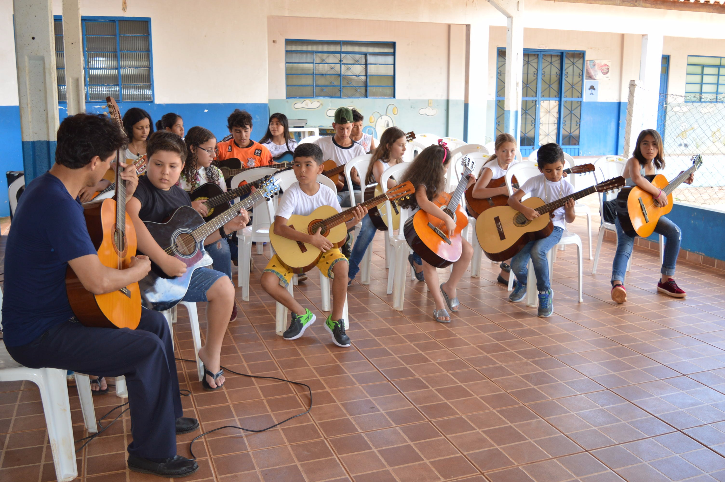 Associação Viva Vida e Rádio Auxiliadora realizam a Oficina da Felicidade Aula de violão são ministradas na sede da associação