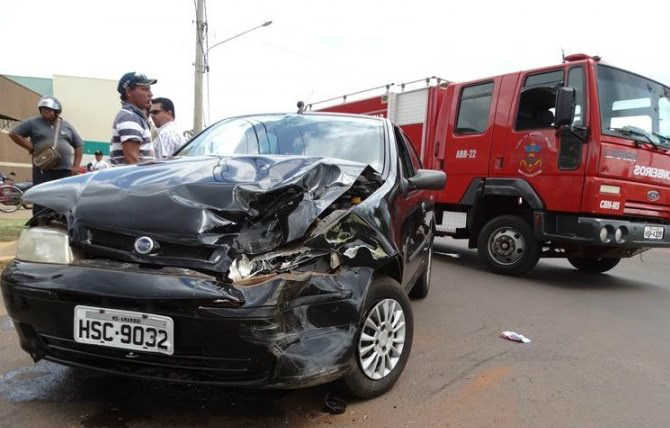 Micro-ônibus da Prefeitura de Amambai colide com Fiat Siena nesta terça (25) O motorista do Fiat Siena sofreu um pequeno corte na cabeça / Foto: Vilson Nascimento