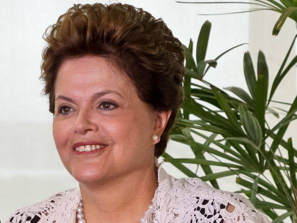 Dilma viaja para a Alemanha onde discute crise internacional com Angela Merkel