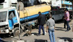 Oficiais de segurança e cães farejadores investigam o local da explosão, próximo ao Palácio PresidencialKhaled Elfiqi/EPA/Direitos reservados