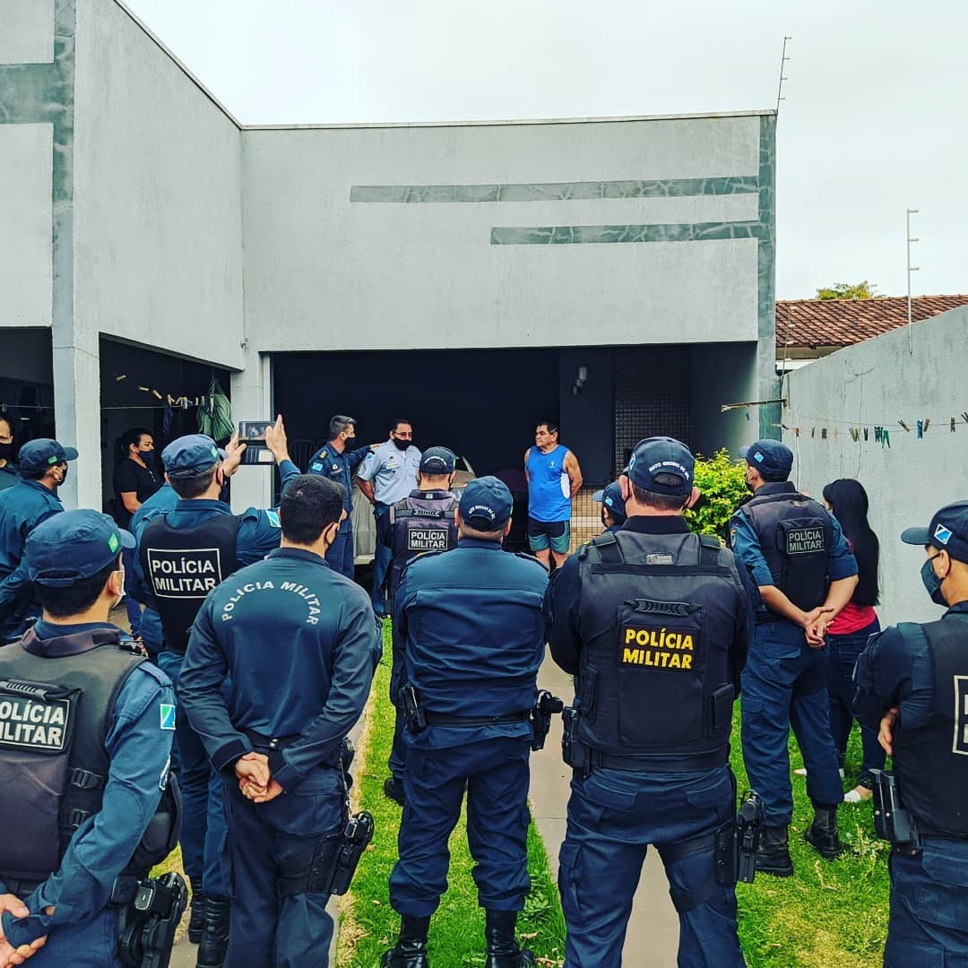 PM de Amambai homenageia policial transferido para reserva após 28 anos Sargento Geraldo foi escoltado até em casa pelo seu comandante, pares e subordinados como forma de homenagem / Foto: 3ª CIPM