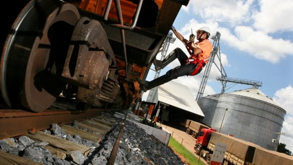 Ferrovia deverá escoar 15 milhões de t na safra 2012/13 Ferrovia deverá escoar 15 milhões de t na safra 2012/13