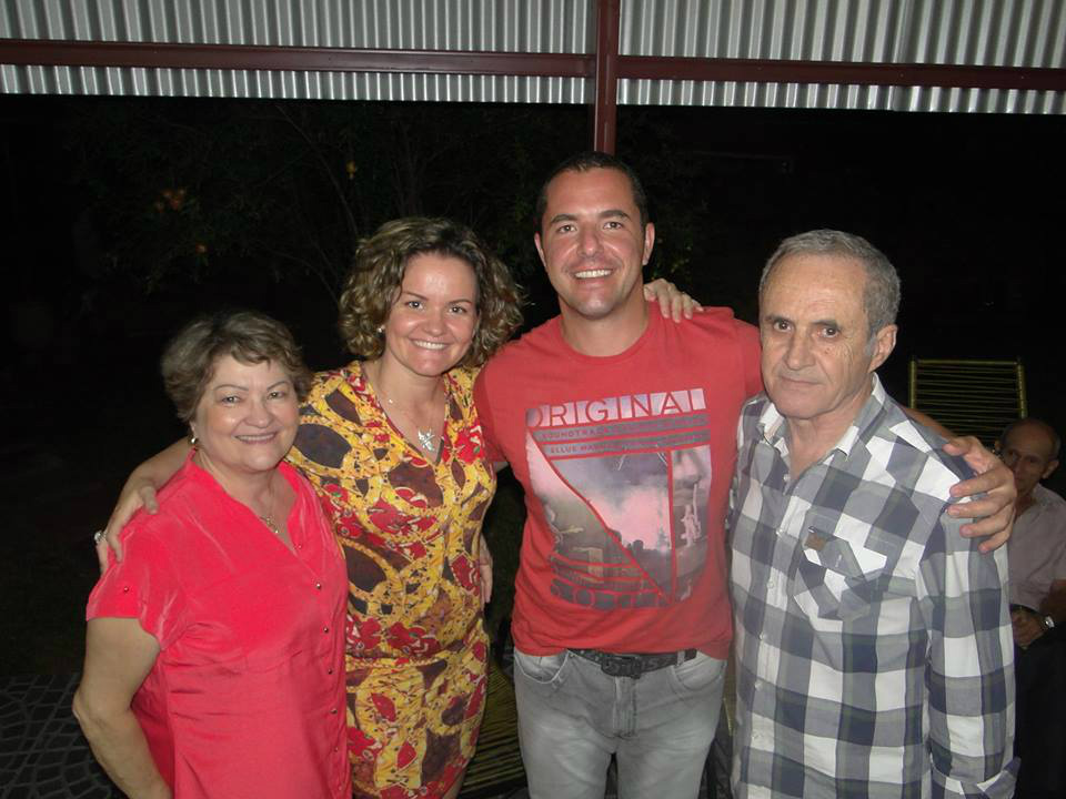 Copa, futebol ontem, hoje e em Amambai, por Nelson Galego Galego com seus filhos Carlos Alberto e Regina e sua esposa Vilma.