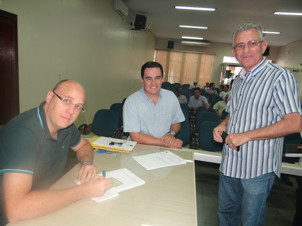 PMDB de Amambai empossa nova diretoria e filia lideranças (D/E) O ex-vereador Jaime Vizzotto e o presidente do SRA, Diogo Peixoto, assinaram ficha de filiação no partido; na foto, acompanhados por Rodrigo Selhorst.Foto: Moreira Produções