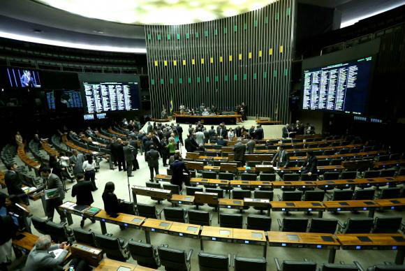 Plenário da Câmara começa a discutir processo de impeachment Plenário da Câmara começa a discutir processo de impeachment