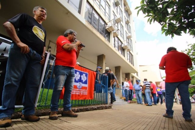Manifestantes durante protesto em frente ao INSS do centro da Capital (Foto: André Bittar)