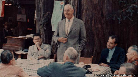 Reunião com ex-presidente Ronald Reagan (dir.) e Richard Nixon (esq.), sentados