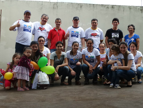 Em Amambai, grupo de amigos realiza ação social no domingo de Páscoa Munidos de boas intenções, os amigos brincaram, almoçaram e presentearam as crianças / Foto: Assessoria