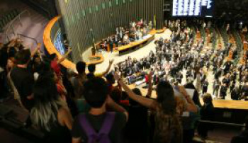 PEC 241 foi votada sob protestos de manifestantes nas galerias da Câmara / Foto: Fabio Rodrigues Pozzebom
