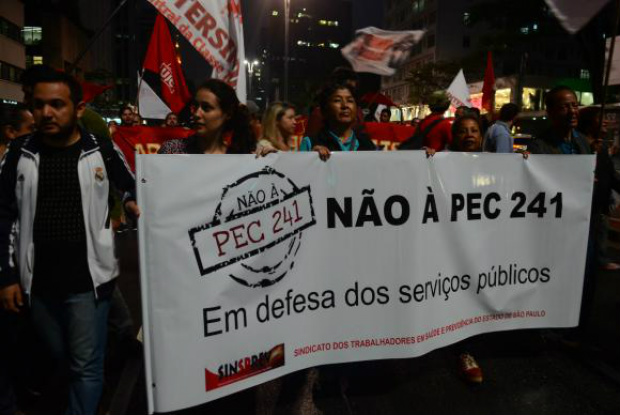 Movimentos sociais protestam na Avenida Paulista contra PEC do Teto de Gastos Movimentos sociais, estudantes e entidades sindicais fazem ato na Avenida Paulista contra a PEC 241, que limita os gastos públicos / Foto: Rovena Rosa