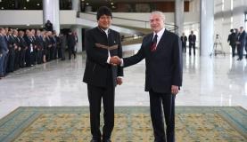 O presidente da Bolívia, Evo Morales, é recebido no Palácio do Planalto pelo presidente Michel Temer José Cruz/Agência Brasil