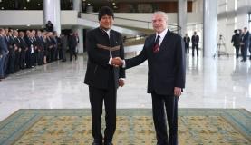 Temer: há "terrorismo inadequado" em relação a informações sobre Previdência O presidente da Bolívia, Evo Morales, é recebido no Palácio do Planalto pelo presidente Michel Temer José Cruz/Agência Brasil