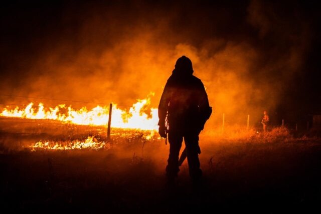 Bombeiros lutam dia e noite para controlar os incêndios no Pantanal. (Foto: Pedro Silvestre/Canal Rural)