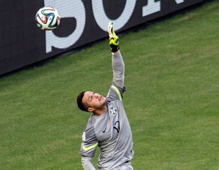 “Próximo jogo é nossa final de Copa do Mundo”, diz goleiro Julio Cesar “Próximo jogo é nossa final de Copa do Mundo”, diz goleiro Julio Cesar
