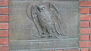 Símbolo de sabedoria, a coruja é usada também como talismã dos membros do Bohemian Club