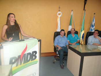 PMDB de Amambai empossa nova diretoria e filia lideranças Secretária municipal de Educação, professora Vera LorensettiFoto: Moreira Produções