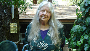 A ativista Mary Moore organiza protestos anuais diante do acampamento há mais de 30 anos