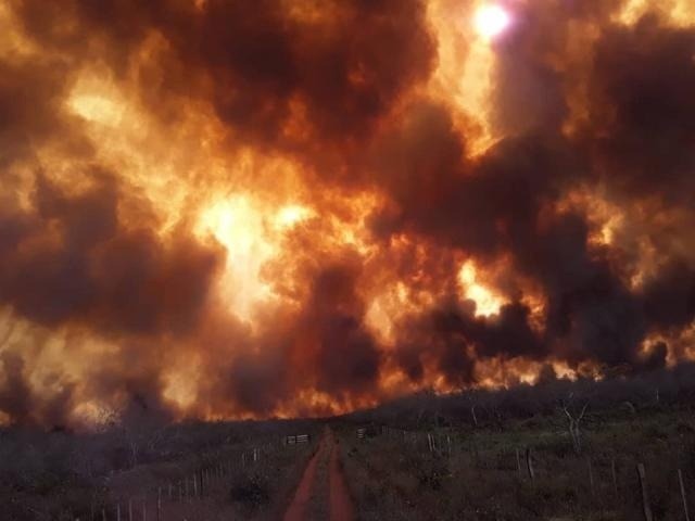 Incêndios fora de controle no Paraguai cobrem Ponta Porã de fumaça Nuvem de fumaça provocada por incêndios no Departamento de San Pedro, a 100 km de MS (Foto: Aguaray Notícias)