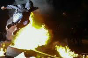 Mascarados depredam e atiram rojões na polícia em São Paulo