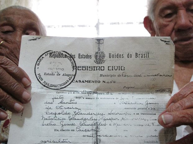 Junto há mais de 80 anos, casal diz que 'todo dia é Dia dos Namorados' Casal mostra registro de casamento realizado em Alagoas (Foto: Paulo Toledo Piza/G1)