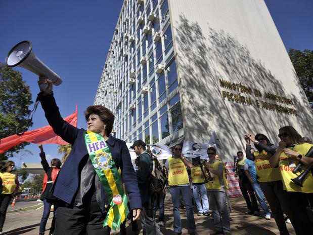 Servidores prometem intensificar greve se não tiverem reivindicações atendidas Servidores prometem intensificar greve se não tiverem reivindicações atendidas