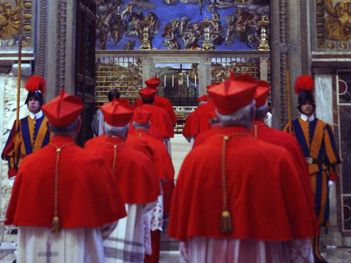 Mais cinco cardeais com direito a voto chegam ao Vaticano para o conclave