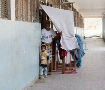 Família encontra abrigo temporário em escola no Iêmen. Foto: Ocha/Eman al Awami (arquivo)