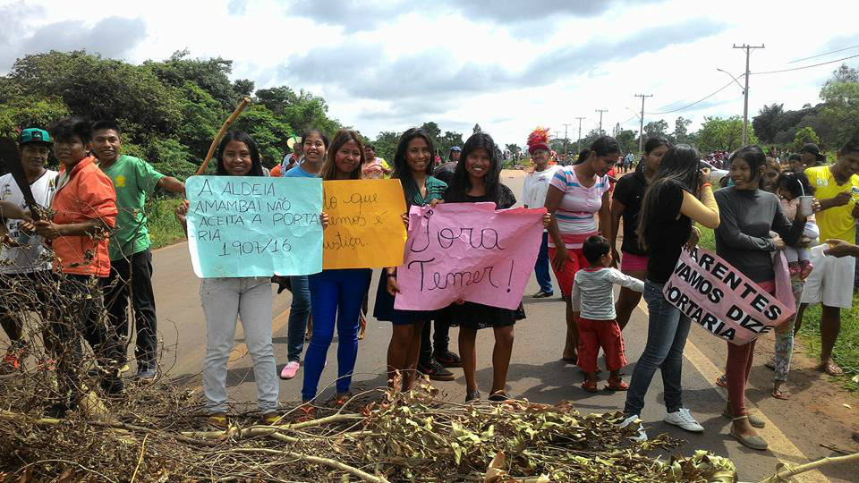 Nota pública de entidades indígenas sobre a Portaria 1.907/2016 Indígenas protestaram em Amambai durante a terça-feira (25) / Foto: Divulgação