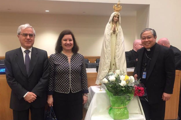 O embaixador de Portugal, Álvaro Mendonça e Moura, a chefe de gabinete do secretário-geral da ONU, Maria Luiza Ribeiro Viotti, e o observador permanente da Santa Sé na ONU, arcebispo Bernardito Auza, participam de evento na sede da ONU nesta sexta-feira sobre o centenário das Aparições de Fátima. Foto: ONU News.