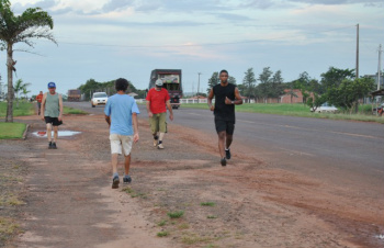 A pista de caminhada no prolongamento da avenida Nicolau Otanõ, saída para Caarapó, é bem utilizada pelas pessoas.(Foto: Moreira Produções)