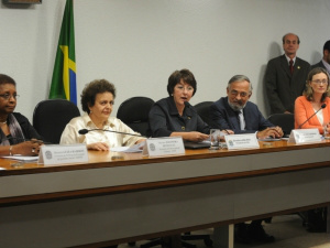 Ministra defende PEC que amplia licença-maternidade para todas as trabalhadoras Ministra defende PEC que amplia licença-maternidade para todas as trabalhadoras