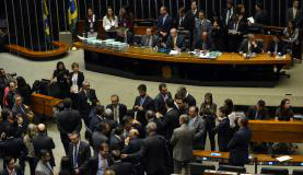 PT reafirma que impeachment é golpe e diz que oposição não tem os 342 votos Deputados se revezam na tribuna para defender posicionamento sobre processo de impeachment de DilmaAntônio Cruz/Agência Brasil