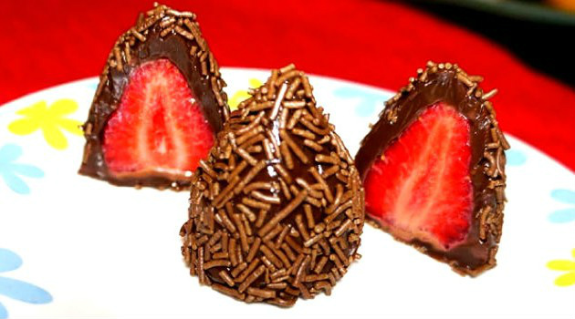 Coxinha de brigadeiro recheada com morango para comer rezando por mais Coxinha de brigadeiro recheada com morango para comer rezando por mais