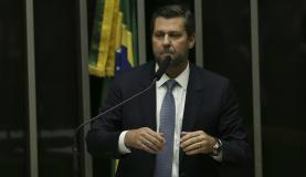 Deputados tucanos defendem impeachment e acusam PT de dividir o país Brasília - Sampaio durante discussão sobre a admissibilidade do impeachment da presidenta, no plenário da Câmara Marcelo Camargo/Agência Brasil