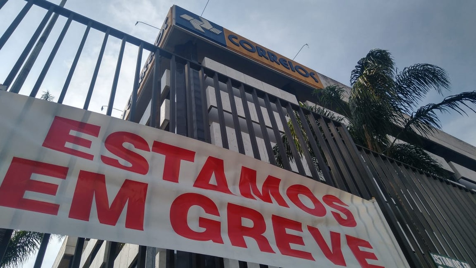 Funcionários dos Correios entram em greve Funcionários dos Correios entraram em greve na manhã desta quarta-feira (11). — Foto: Everson Moreira/RPC