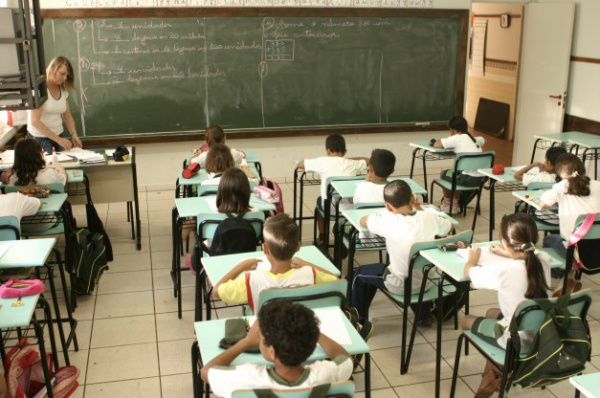 Com nota 5 no Ideb, Brasil supera meta de 2011 na educação básica Com nota 5 no Ideb, Brasil supera meta de 2011 na educação básica