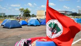 Grupos a favor e contra impeachment se concentram em acampamentos em Brasília Brasília - Manifestantes contra o impeachment da presidenta Dilma Rousseff montam acampamento próximo à Esplanada dos Ministérios (Antonio Cruz/Agência Brasil)Antonio Cruz/Agência Brasil