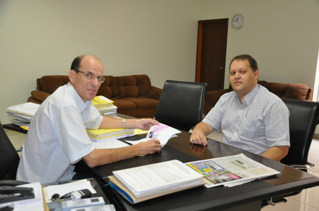 ACIA apresenta campanha do Dia das Mães 2013 ao executivo de Amambai O presidente da ACIA, Wesley Lima (Lelo) e o prefeito Sérgio Barbosa (E).