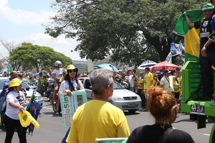 Carreata pelas ruas de Brasília a favor do candidato à Presidência  Jair Bolsonaro - Antonio Cruz/ Agência Brasil