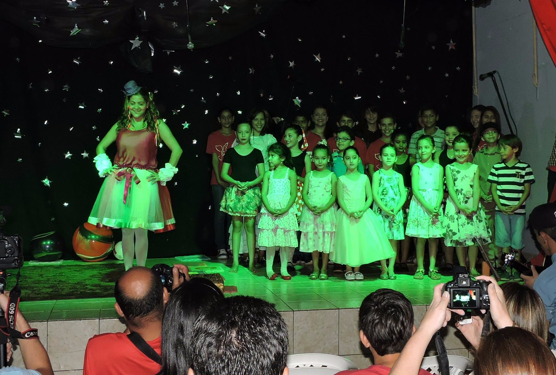 Musical do IEDL promete tornar mágica a noite desta quarta-feira (6), em Amambai No ano passado, o coral relembrou a história do instituto, levando os presentes ao choro / Foto: Moreira Produções