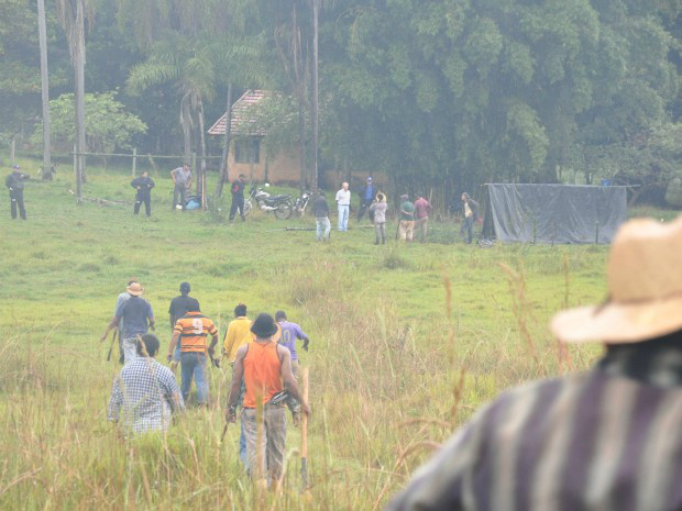 Índios da etnia terena durante ocupação na fazenda Buriti. (Foto: Maressa Mendonça/G1 MS)