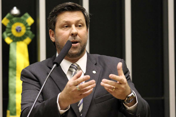 Deputados do PSDB defendem impeachment e acusam PT de dividir o país Sampaio durante discussão sobre a admissibilidade do impeachment da presidenta, no plenário da Câmara Foto: Divulgação