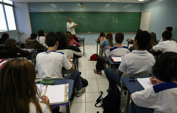 Ensino médio no País está em crise, diz especialista sobre Ideb