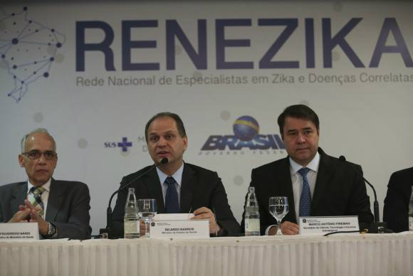 Investir em saneamento reduz gasto em saúde O representante da Opas no Brasil, Antonio Figueiredo Molina, o ministro da Saúde, Ricardo Barros, e o Secretário de Ciência e Tecnologia,Marco Antonio Fireman, durante abertura do 1º Encontro da Rede Nacional de Especialistas em Zika e Doenças CorrelatasJosé Cruz/Agência Brasil; Agencia Brasil