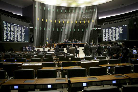 Impeachment: na madruga, deputados discursam para plenário deserto Impeachment: na madruga, deputados discursam para plenário deserto