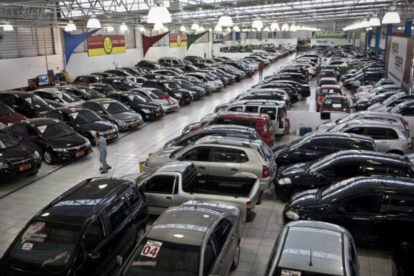 Greve dos bancários reduz crédito imobiliário, consignado e venda de carros Com a greve dos bancários, financiamento para a compra de veículos caiu 8,5% em todo o país Marcelo Camargo/Agência Brasil