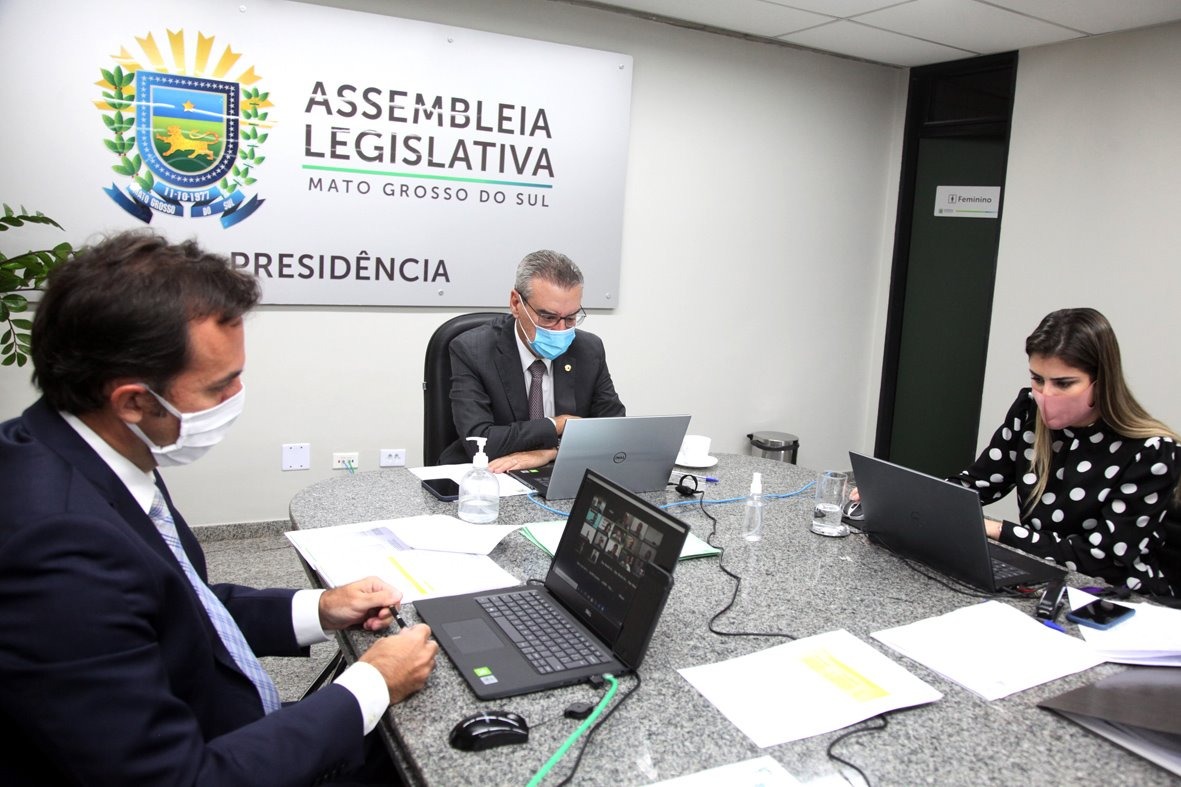 Programa social para até 100 mil famílias carentes é aprovado na Assembleia Presidente da Assembleia, Paulo Corrêa, conduziu a votação virtual (Foto: Wagner Guimarães/Alems)